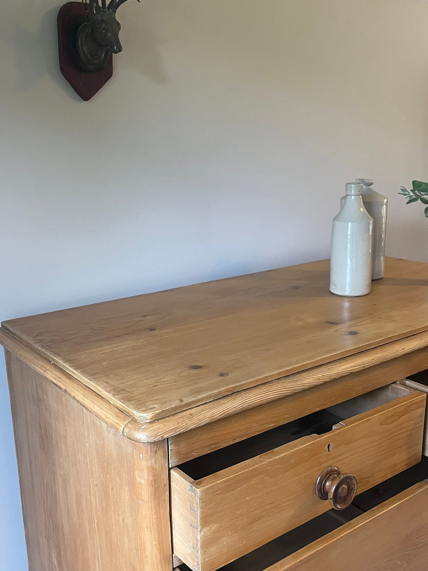 Pine Chest of Drawers.