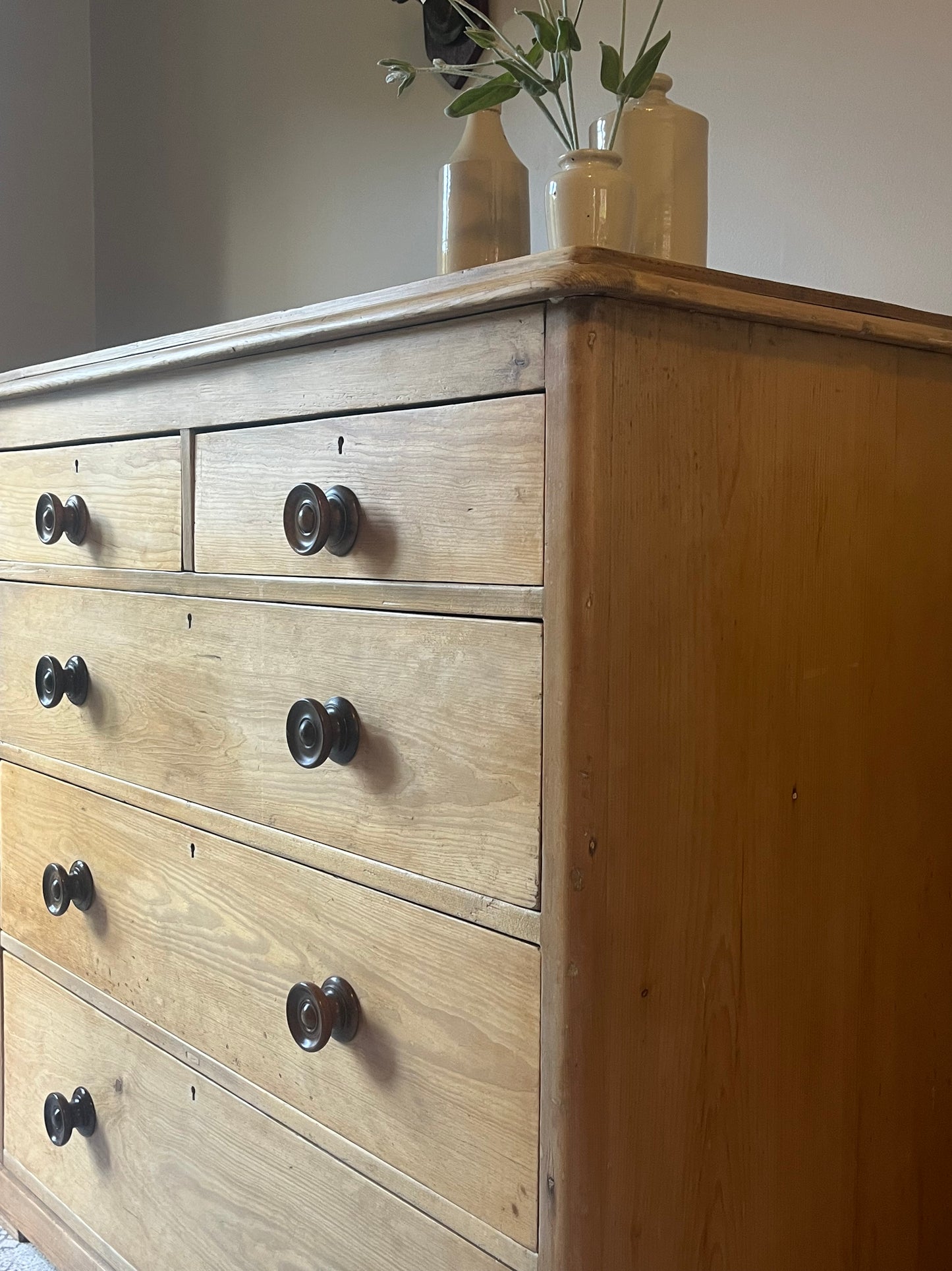Pine Chest of Drawers.