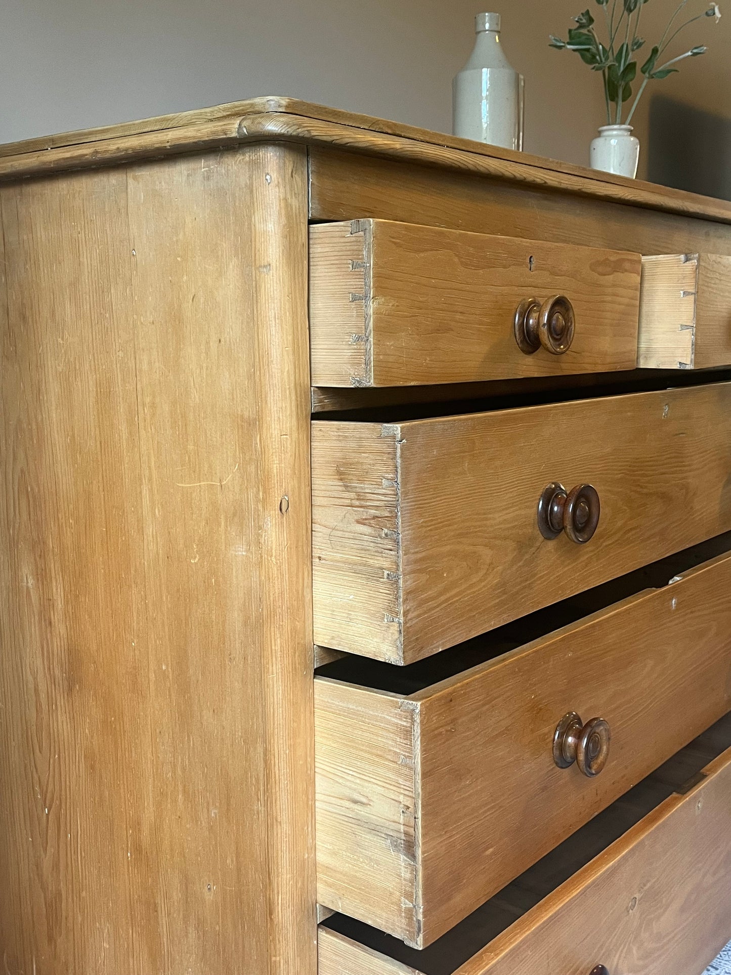 Pine Chest of Drawers.