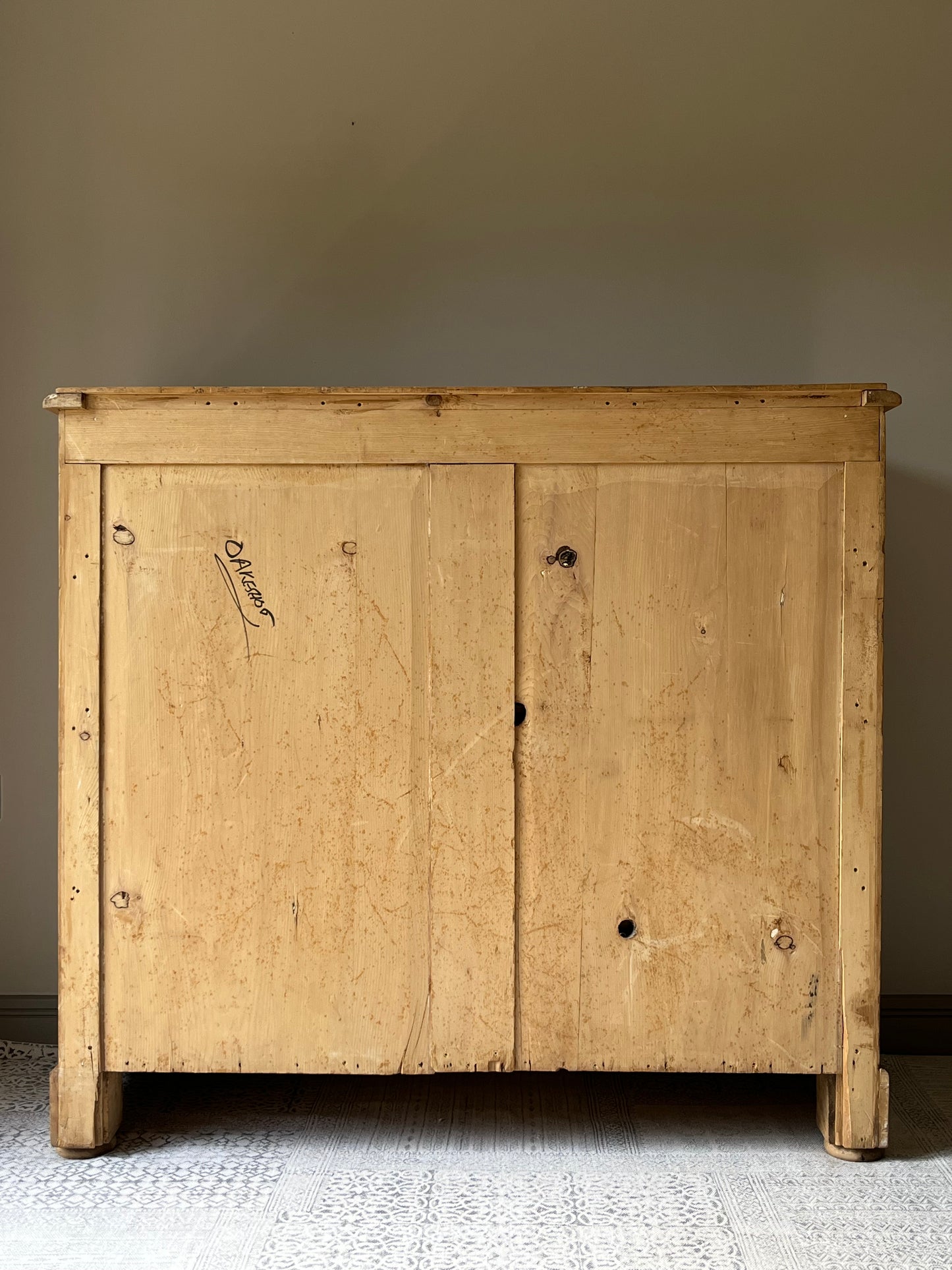 Pine Chest of Drawers.