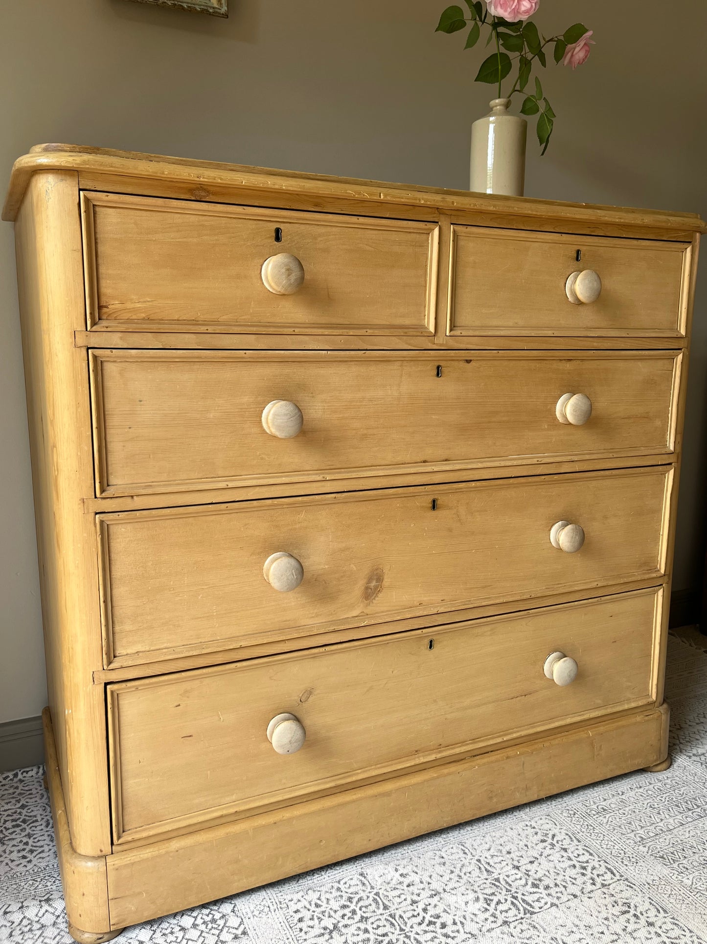 Pine Chest of Drawers.
