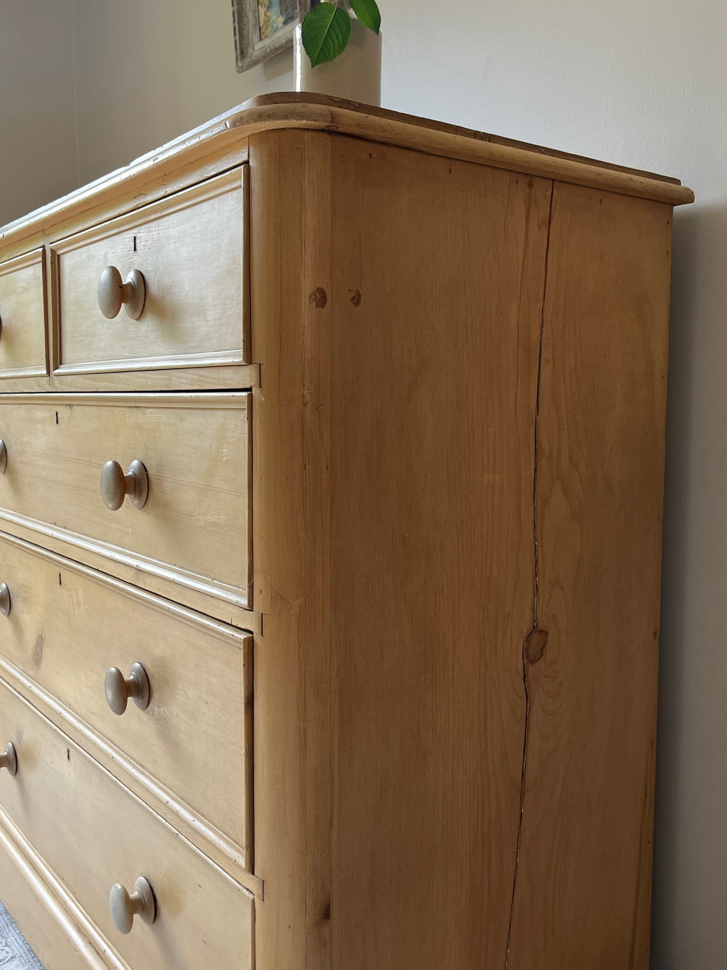 Pine Chest of Drawers.