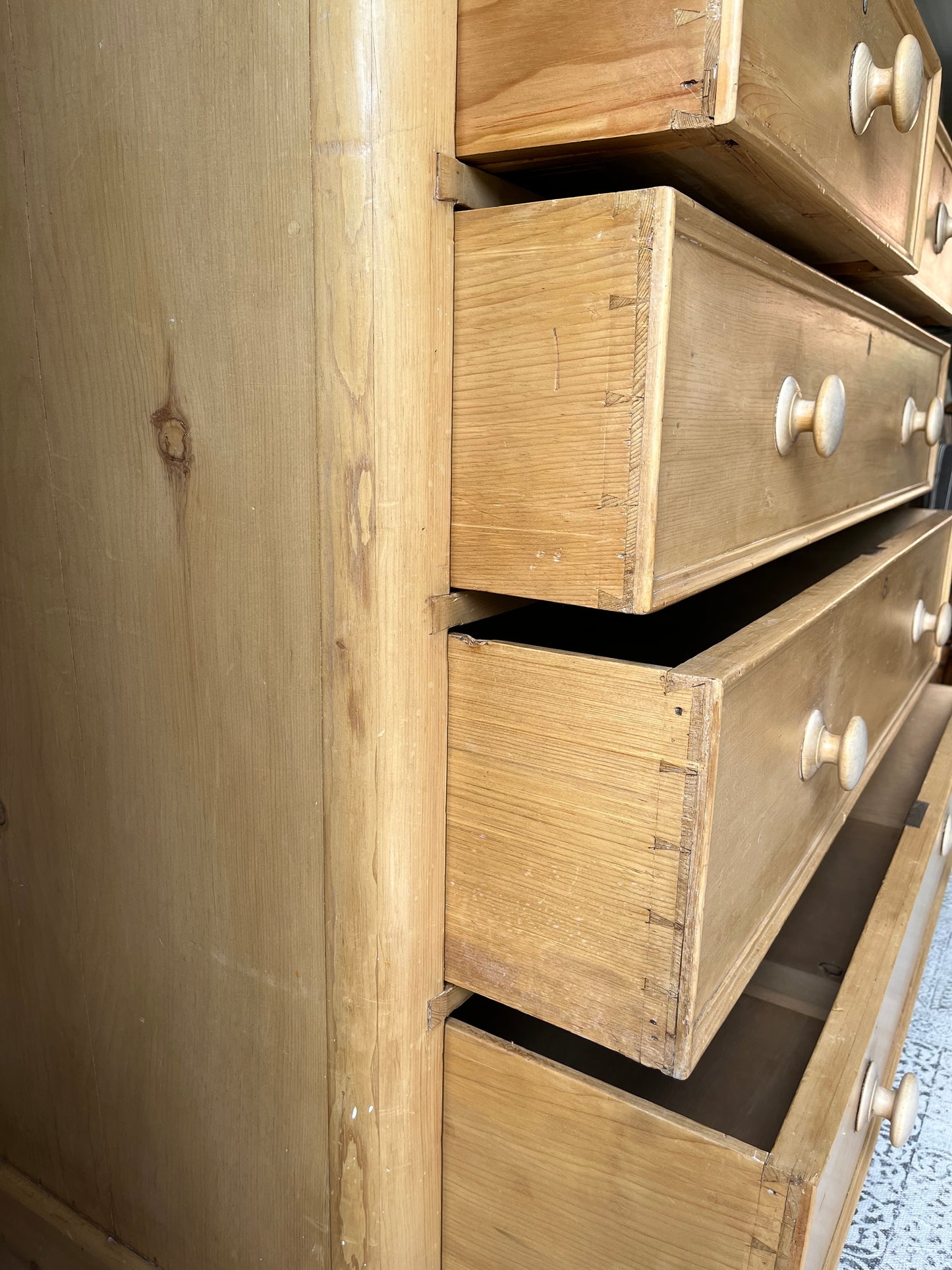 Pine Chest of Drawers.