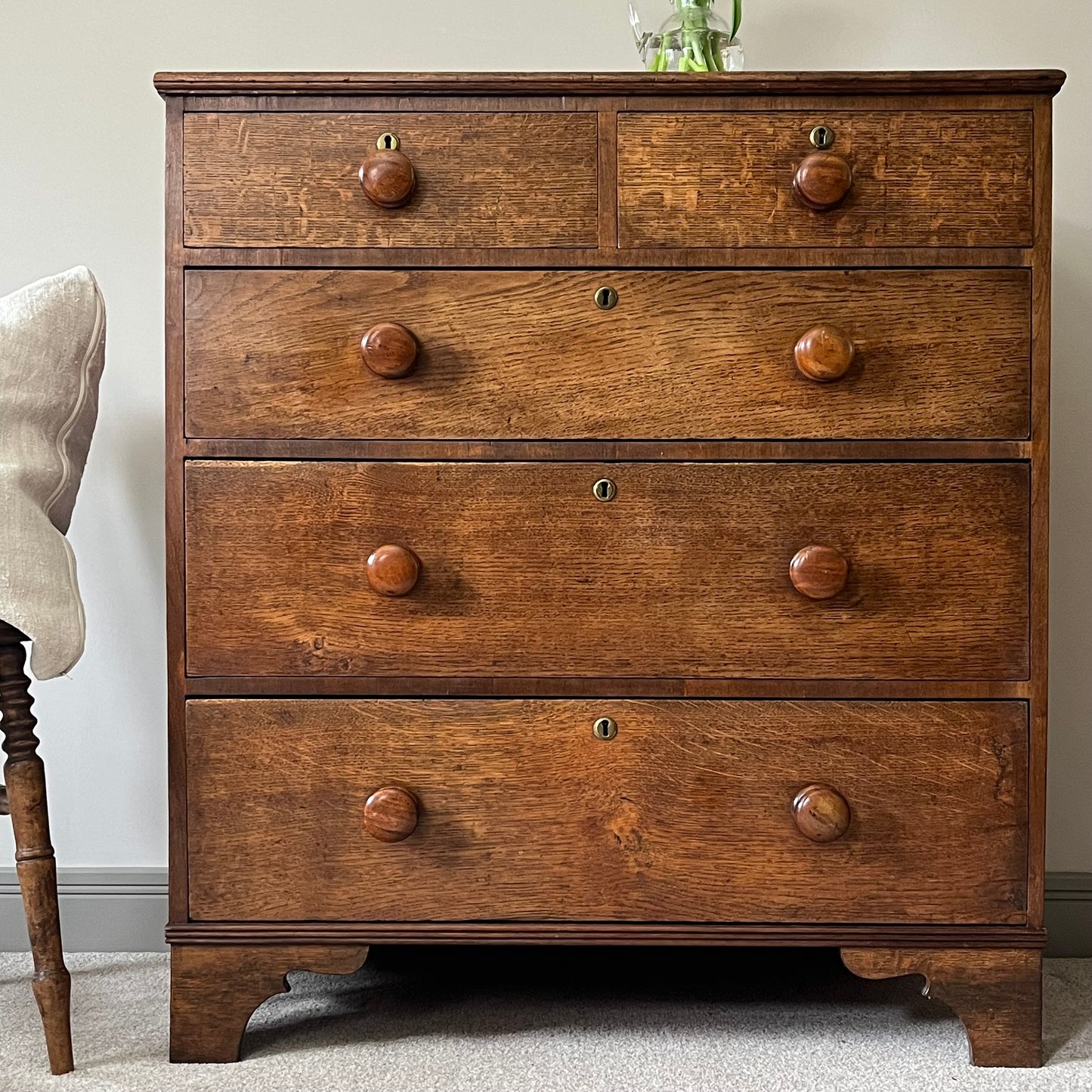 Oak Chest of Drawers.