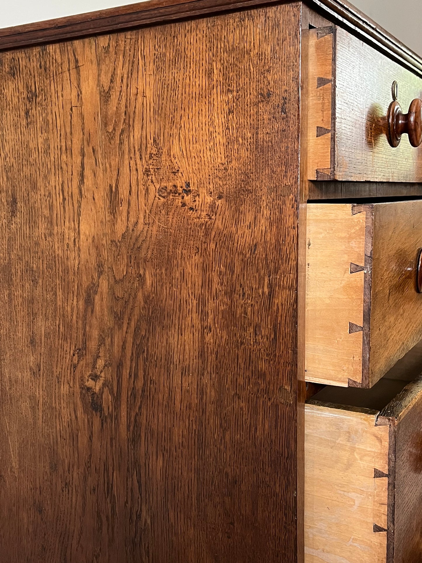 Oak Chest of Drawers.