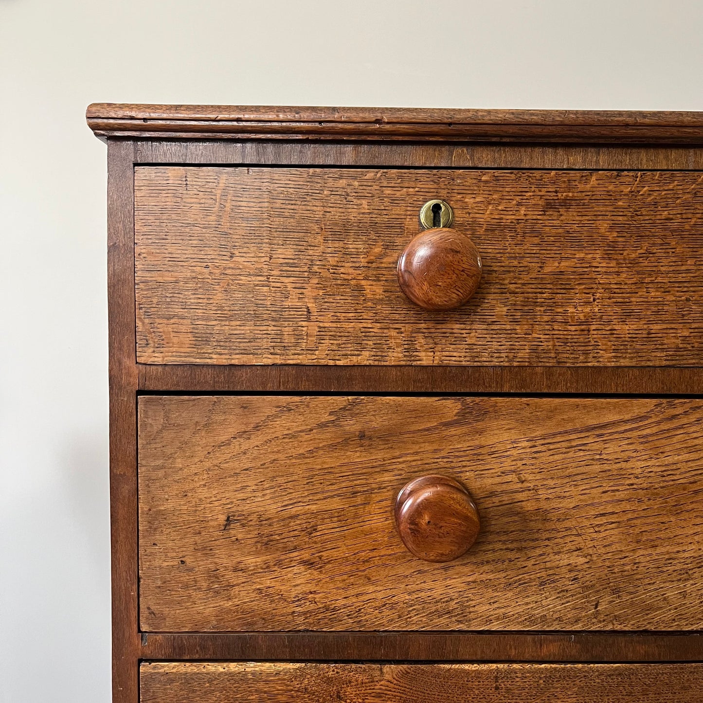 Oak Chest of Drawers.