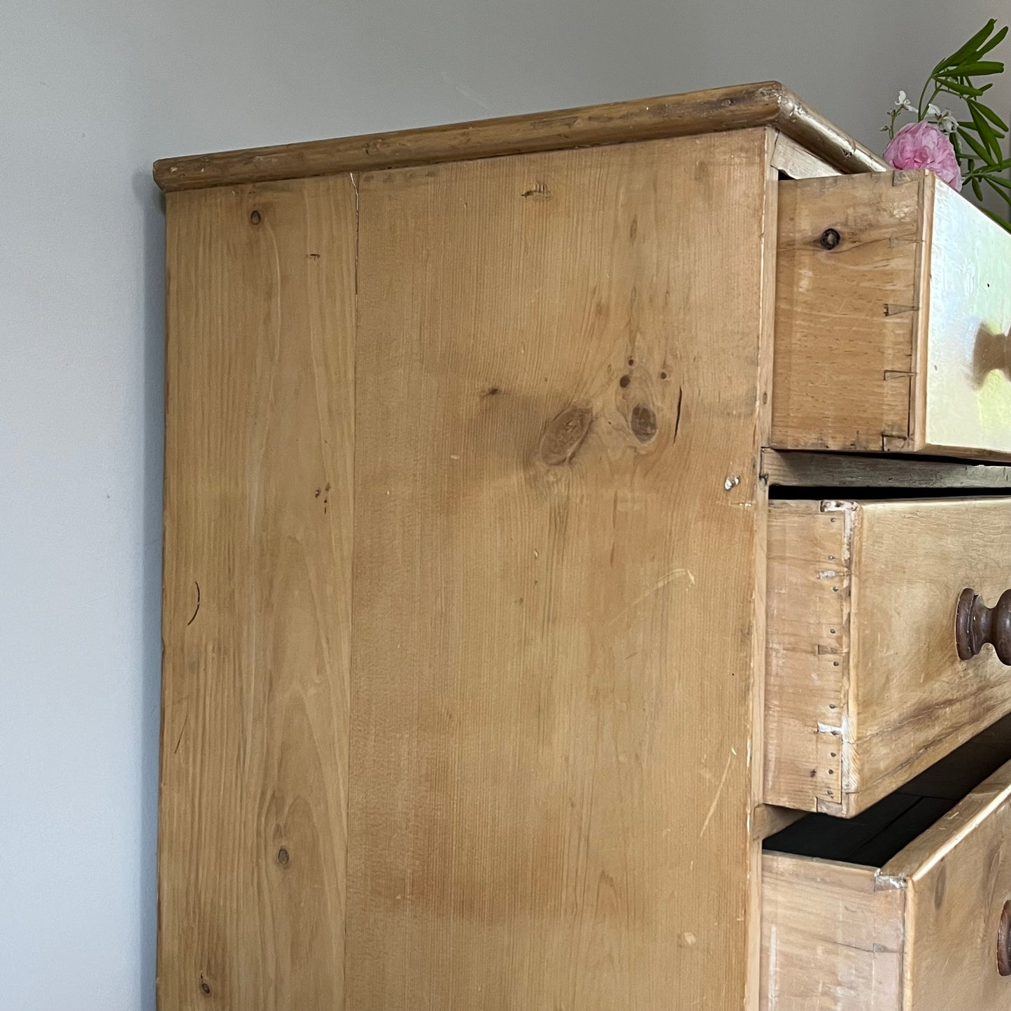 Pine Chest of Drawers.