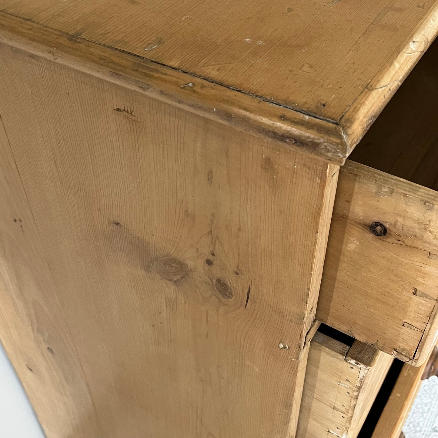 Pine Chest of Drawers.