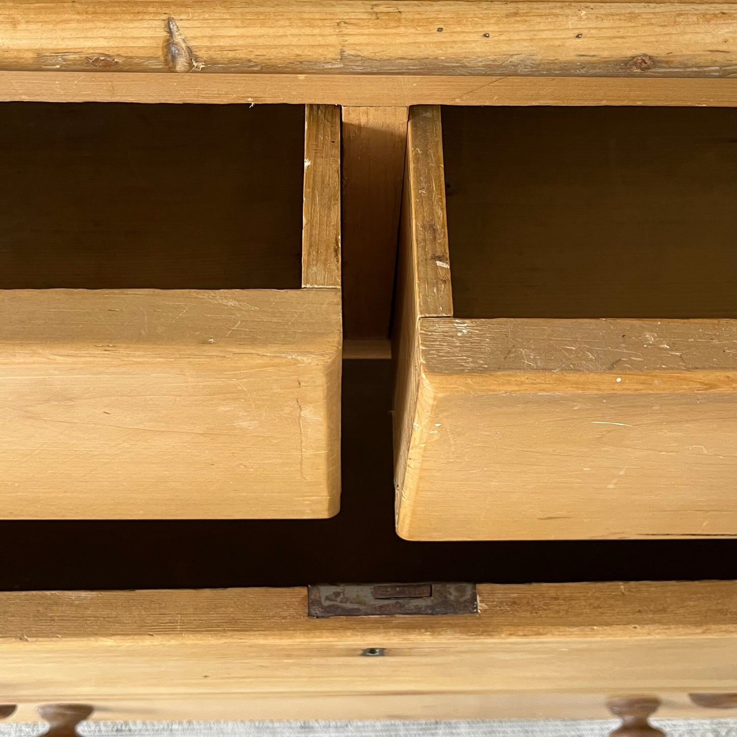 Pine Chest of Drawers.