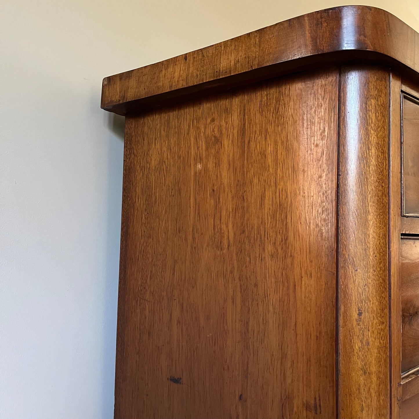 Bow Front Mahogany Chest of Drawers.