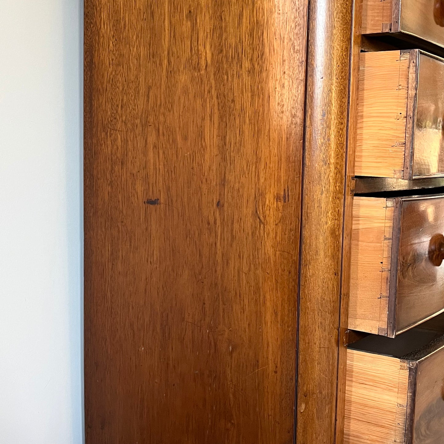 Bow Front Mahogany Chest of Drawers.
