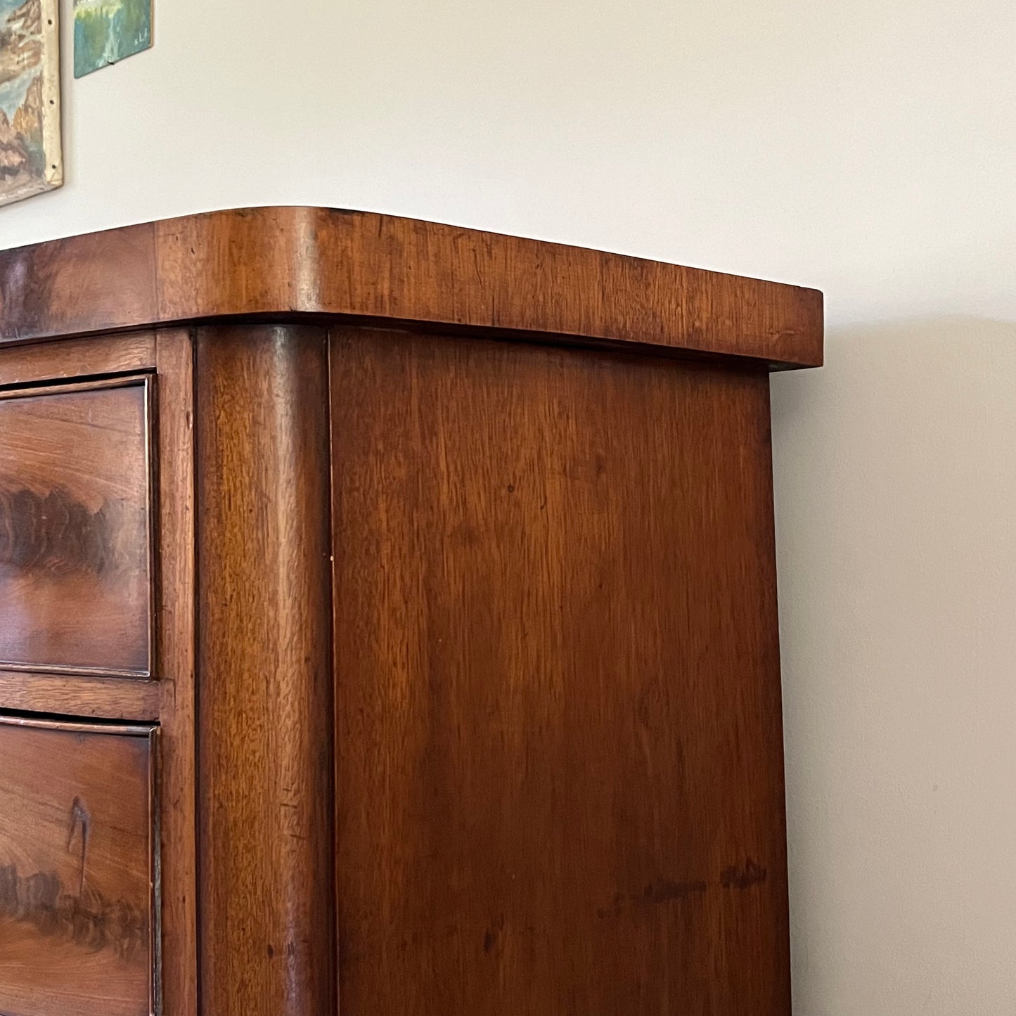 Bow Front Mahogany Chest of Drawers.