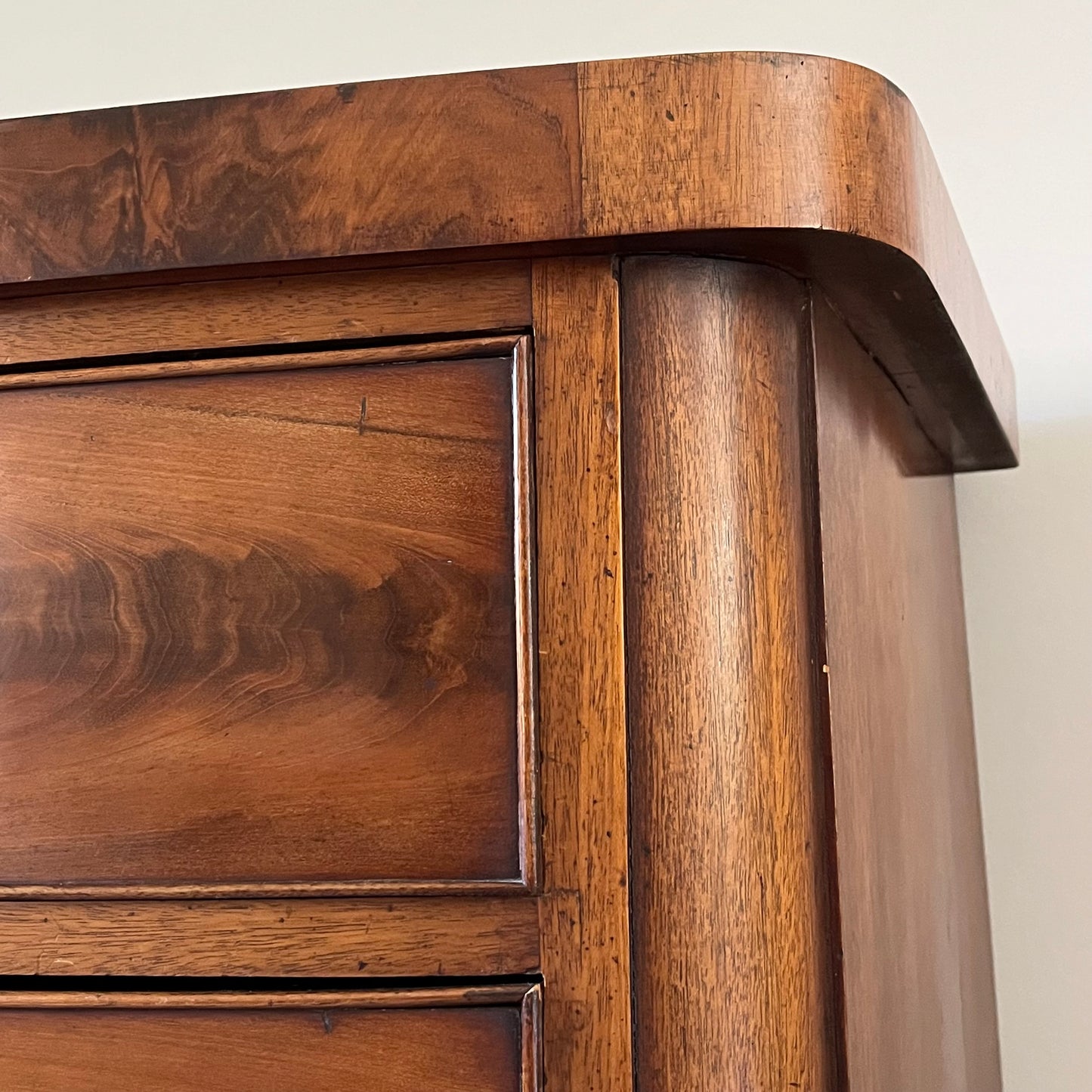 Bow Front Mahogany Chest of Drawers.