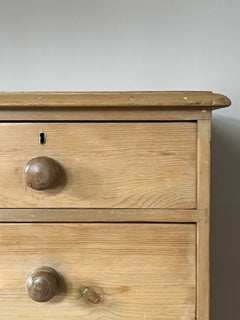 Pine Chest of Drawers.