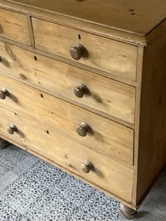 Pine Chest of Drawers.