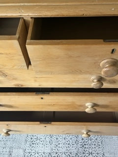 Pine Chest of Drawers.