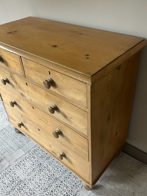 Pine Chest of Drawers.