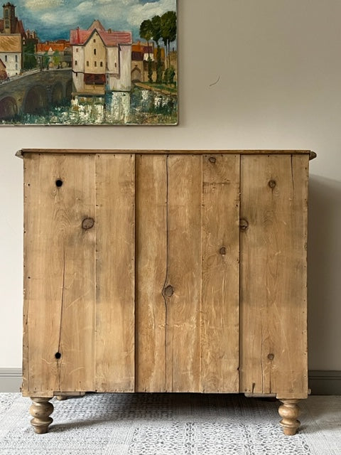 Pine Chest of Drawers.