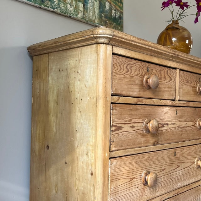 Pine Chest of Drawers.