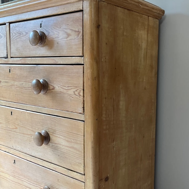 Pine Chest of Drawers.