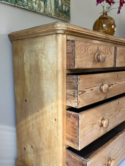 Pine Chest of Drawers.