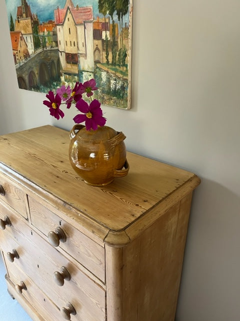 Pine Chest of Drawers.