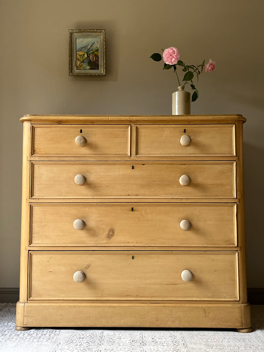 Pine Chest of Drawers.