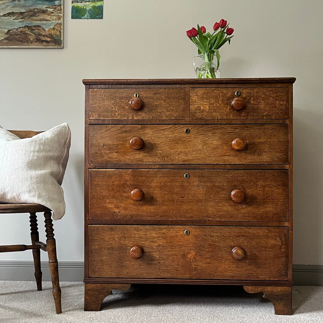 Oak Chest of Drawers.