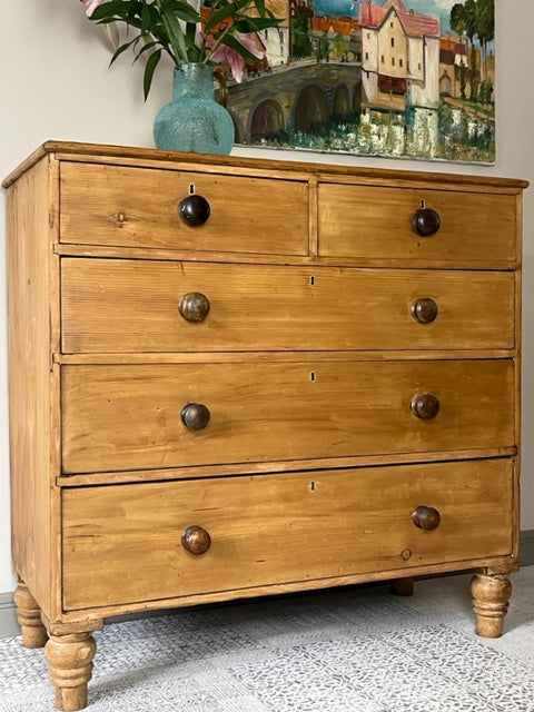 Pine Chest of Drawers.