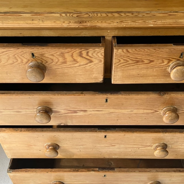 Pine Chest of Drawers.